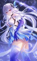 1girl absurdres ass bare_shoulders blue_gloves blue_thighhighs breasts chage_(chage_00) closed_mouth dress elbow_gloves from_side genshin_impact gloves hair_between_eyes hair_ornament highres large_breasts long_hair looking_to_the_side purple_eyes skirk_(genshin_impact) sleeveless sleeveless_dress solo thighhighs very_long_hair white_dress white_hair