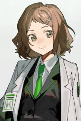 1girl :&gt; black_vest brown_hair coat collared_shirt green_necktie grey_eyes hair_ornament hairclip hamelon310 highres lab_coat limbus_company long_sleeves looking_at_viewer necktie project_moon shirt short_hair shrenne_(project_moon) simple_background solo upper_body vest white_background white_coat white_shirt
