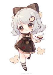 1girl :3 absurdres ankle_socks apple apple_hair_ornament apple_print bare_shoulders black_bow black_bowtie black_dress black_shoes bow bowtie breasts brown_eyes bug butterfly chibi chinese_commentary cleavage clenched_hand closed_mouth collared_dress commentary_request dot_nose dress eyelashes flag food food-themed_hair_ornament food_print frilled_dress frills fruit fruit_print fruity_wish_(infinity_nikki) grey_bow grey_hair grey_scrunchie grey_socks hair_bow hair_ornament hairclip happy head_tilt heart high_collar highres holding holding_plate infinity_nikki insect lace-trimmed_socks leg_up light_blush light_particles looking_at_viewer medium_hair nikki_(series) nuli_de_chengzhi_er plate pleated_dress polka_dot polka_dot_bow polka_dot_scrunchie polka_dot_socks scrunchie shoes short_dress simple_background single_bare_arm sleeveless sleeveless_dress smile socks solo sparkle standing striped_clothes striped_dress tareme two-tone_bow vertical-striped_clothes vertical-striped_dress waist_bow watermark wavy_hair weibo_watermark white_background wrist_scrunchie yellow_bow