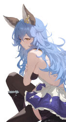 1girl absurdres animal_ears backless_dress backless_outfit bare_shoulders black_thighhighs blue_hair blush breasts closed_mouth commentary_request dress erune ferry_(granblue_fantasy) from_behind granblue_fantasy hair_between_eyes highres knee_up large_breasts long_hair looking_at_viewer sideboob simple_background sleeveless sleeveless_dress solo sukaliya thighhighs thighs wavy_hair white_background white_dress yellow_eyes