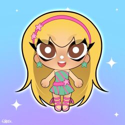 1girl absurdly_long_hair bare_arms bare_shoulders belt blonde_hair blue_background bright_pupils brown_eyes chibi commentary dress earrings eyes_visible_through_hair gradient_background green_dress hairband happy hashtag-only_commentary highres jewelry leg_ribbon long_hair looking_at_viewer open_mouth outline pink_belt pink_hairband pink_ribbon pink_sandals pleated_dress purple_background ribbon sandals short_dress signature smile solo sparkle star_(symbol) star_earrings star_hairband stella_(winx_club) straight-on straight_hair strapless strapless_dress striped_clothes striped_dress teeth upper_teeth_only very_long_hair white_outline white_pupils wikate winx_club