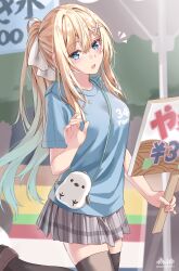 1girl bag black_thighhighs blonde_hair blue_eyes blue_shirt breasts brown_shoes commentary_request cowboy_shot gradient_hair grey_skirt hair_ornament hair_ribbon hairclip highres holding holding_sign long_hair looking_at_viewer medium_breasts morigami_(morigami_no_yashiro) multicolored_hair open_mouth original ponytail ribbon shirt shoes short_sleeves sign skirt solo standing standing_on_one_leg t-shirt thighhighs white_bag white_ribbon zettai_ryouiki