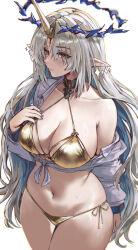 1girl atiarta7 bikini blonde_hair blue_eyes blue_hair blue_nails breasts chromatic_aberration cleavage closed_mouth colored_inner_hair commentary cowboy_shot earrings fingernails fleurdelys_(wuthering_waves) floating_earrings gold_bikini hand_on_own_chest hand_up highres horns jewelry large_breasts light_blush long_hair long_horns multicolored_hair nail_polish navel parted_bangs pointy_ears shirt side-tie_bikini_bottom sidelocks simple_background single_bare_shoulder single_horn single_off_shoulder solo stomach swimsuit tacet_mark_(wuthering_waves) thighs tied_shirt twitter_username very_long_hair wet white_background white_shirt wuthering_waves yellow_horns