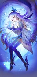 1girl backless_dress backless_outfit dress floating_hair genshin_impact grey_hair hair_ornament high_heels highres holding light_particles long_hair lying multicolored_hair on_side parted_lips purple_hair purple_hands purple_thighhighs red_eyes skirk_(genshin_impact) solo thighhighs very_long_hair white_dress zelpic