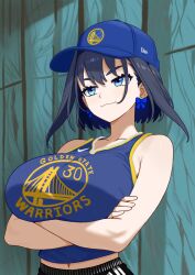 1girl absurdres alternate_costume arms_under_breasts baseball_cap black_hair black_pants blue_eyes blue_hat blue_shirt bow bow_earrings breasts closed_mouth crop_top danimocles earrings golden_state_warriors green_background hat highres hololive hololive_english jewelry large_breasts ouro_kronii pants shirt short_hair solo stephen_curry upper_body virtual_youtuber