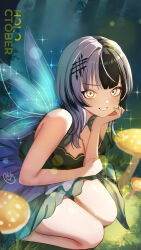 1girl alternate_costume bare_arms bare_shoulders black_hair breasts cleavage dappled_sunlight diffraction_spikes dreadpunk dress elbow_on_thigh fairy fairy_wings flower_dress forest green_dress grey_hair grin hand_on_own_cheek hand_on_own_chin hand_on_own_face head_rest highres hololive hololive_english long_hair looking_at_viewer medium_breasts multicolored_hair mushroom nature shiori_novella sleeveless sleeveless_dress smile solo sparkle split-color_hair squatting sunlight virtual_youtuber wings yellow_eyes