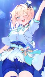 1girl ;d absurdres ahoge aqua_bow aqua_bowtie aqua_sash arm_up blonde_hair blue_corset blue_shorts bow bowtie breasts collared_shirt commentary_request corset crossed_bangs double-parted_bangs dress_shirt frilled_shirt frills gold_trim hair_between_eyes hat highres hololive hololive_idol_uniform_(bright) idol_clothes jacket kazama_iroha looking_at_viewer mawata0618 medium_breasts mini_hat mini_top_hat official_alternate_costume one_eye_closed open_mouth outstretched_arm overskirt ponytail puffy_short_sleeves puffy_sleeves sash shirt short-sleeved_jacket short_shorts short_sleeves shorts skirt smile solo teeth thigh_strap tilted_headwear top_hat upper_teeth_only virtual_youtuber waist_bow white_hat white_jacket white_shirt white_skirt