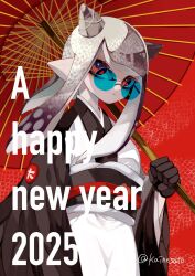 1girl artist_name chinese_zodiac closed_mouth commentary english_commentary english_text eyelashes gradient_hair grey_hair hair_horns hair_ornament highres inkling inkling_girl inkling_player_character kainesato long_hair multicolored_hair nintendo red_background red_eyes red_hair round_eyewear smile snake_print solo splatoon_(series) splatoon_3 standing sunglasses tentacle_hair twitter_username two-tone_hair x_hair_ornament year_of_the_snake