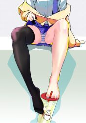 1girl absurdres barefoot black_thighhighs clothes_lift feet highres hongse_mayi_sanbeisu panties pantyshot single_thighhigh skirt skirt_lift striped_clothes striped_panties thighhighs toes underwear