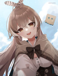 Rule 34 | 1girl, absurdres, ahoge, arata ryou, black corset, black hair, blue sky, brown capelet, brown eyes, brown hair, capelet, cloud, corset, feather hair ornament, feathers, friend (nanashi mumei), hair ornament, hairpin, highres, hololive, hololive english, long hair, looking at viewer, multicolored hair, nanashi mumei, nanashi mumei (1st costume), ponytail, sky, smile, solo, streaked hair, teeth, upper teeth only, very long hair, virtual youtuber, white hair