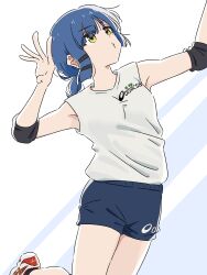 1girl absurdres blue_background blue_hair blue_shorts bocchi_the_rock! breasts closed_mouth elbow_pads hair_ornament hairclip highres jumping mayo_(oekaki_bibbi) medium_breasts playing_sports shirt shorts solo white_background white_shirt yellow_eyes