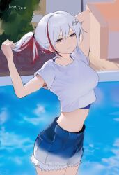 1girl alternate_costume alternate_hairstyle arm_up blue_eyes breasts closed_mouth commentary_request crop_top denim denim_shorts hair_between_eyes hair_ornament highres honkai:_star_rail honkai_(series) hsk10107 korean_commentary looking_at_viewer medium_breasts midriff multicolored_hair outdoors ponytail pool red_hair shirt short_shorts short_sleeves shorts side_ponytail solo topaz_(honkai:_star_rail) white_hair white_shirt