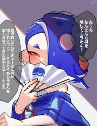 1girl amakusa_setoka bare_shoulders blue_hair blue_shawl blush breasts cephalopod_eyes chest_sarashi covering_own_mouth earrings hair_over_one_eye hairband hand_fan highres holding holding_fan horizontal_pupils jewelry looking_at_viewer midriff multiple_earrings nintendo octoling one_eye_covered red_eyes sarashi see-through_clothes see-through_shawl shawl shiver_(deep_cut_outfit)_(splatoon) shiver_(splatoon) short_hair signature small_breasts solo speech_bubble splatoon_(series) splatoon_3 suction_cups tentacle_hair tooth_earrings translation_request upper_body white_hairband yellow_pupils