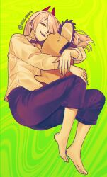 021_shiro 1girl barefoot black_pants blonde_hair chainsaw_man demon_horns green_background hair_over_one_eye horns hug long_hair lying on_side pants pochita_(chainsaw_man) power_(chainsaw_man) red_horns sharp_teeth shirt teeth white_shirt yellow_eyes