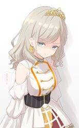 1girl absurdres armpit_crease bare_shoulders breasts buttons ceras_yanagida_lilienfeld clothing_cutout colored_speech_bubble commentary_request cowboy_shot crinoline double-breasted dress edelied glaring gold_tiara grey_hair hair_ribbon hanazora_satsuki highres large_breasts link!_like!_love_live! long_hair love_live! official_alternate_costume ribbon shaded_face shoulder_cutout simple_background solo speech_bubble thought_bubble translation_request underbust v-shaped_eyebrows virtual_youtuber wavy_hair white_background white_dress yellow_ribbon