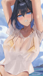 1girl absurdres alternate_costume arms_up bikini bikini_under_clothes blue_eyes blue_hair breasts cloud colored_inner_hair day double-parted_bangs fanged_bangs gold_bikini golden_week grin hair_between_eyes hair_intakes highres hololive hololive_english large_breasts looking_at_viewer multicolored_hair ocean ouro_kronii outdoors shirt short_hair smile solo swimsuit t-shirt upper_body virtual_youtuber wet wet_clothes wet_shirt white_shirt yoellim5