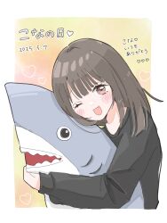 Rule 34 | 1girl, ;d, animification, black shirt, blunt bangs, blush, border, brown eyes, brown hair, commentary request, date pun, dated, fang, heart, highres, kawaiine airi, long hair, looking at viewer, number pun, one eye closed, open mouth, real life, shirt, smile, solo, spoken heart, stuffed animal, stuffed shark, stuffed toy, tsukine kona, upper body, voice actor, white border, yellow background