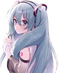 1girl akabino aqua_eyes aqua_hair blush detached_sleeves hair_between_eyes hair_ornament hand_in_own_hair hashtag-only_commentary hatsune_miku highres looking_back numbered parted_lips sidelocks simple_background solo twintails vocaloid white_background