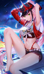 1girl arms_behind_head arms_up barefoot baseball_cap belt black_hat black_shorts commentary_request crop_top green_eyes grin hat highres honkai:_star_rail honkai_(series) horned_hat knee_up lightria long_hair looking_at_viewer navel pink_hair rappa_(honkai:_star_rail) shirt short_shorts shorts sitting smile solo stomach thighs tied_shirt very_long_hair white_belt white_shirt