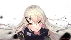 &gt;:( 1girl artist_name blonde_hair blurry blush closed_mouth dated depth_of_field female_focus floating_hair frown girls&#039;_frontline hair_between_eyes hair_ornament hairclip highres injury long_hair looking_at_viewer mg4_(girls&#039;_frontline) portrait ranyu_kuro scrape signature solo upper_body v-shaped_eyebrows yellow_eyes