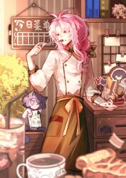 2boys absurdres antenna_hair apron blue_eyes blurry blurry_foreground bow cake cake_slice chinese_commentary commentary_request crumbs cup eating food fork glasses green_apron green_bow hair_bow hatsutori_hajime highres holding holding_fork holding_plate indoors kanou_aogu long_hair low_ponytail male_focus mocha_huishouzhan mug multiple_boys official_alternate_costume official_alternate_hairstyle pie pie_slice pink_hair plant plate ponytail red_eyes saibou_shinkyoku shirt side_ponytail sign utsugi_noriyuki waist_apron white_hair white_shirt