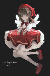 1girl absurdres antenna_hair black_background bow bowtie brown_hair cardcaptor_sakura catzz closed_mouth commentary_request dress frilled_dress frills fuuin_no_tsue gloves green_eyes hair_intakes hat hat_bow highres holding holding_wand kinomoto_sakura kinomoto_sakura_(magician) looking_at_viewer magical_girl puffy_short_sleeves puffy_sleeves red_bow red_bowtie red_dress red_hat red_shoes shoes short_hair short_sleeves smile solo thighhighs wand white_gloves white_thighhighs white_wings wings