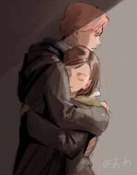 1boy 1girl black_robe brown_hair closed_eyes haishuturyoku_ga_kawaru_tyson highres hogwarts_legacy hogwarts_school_uniform hood hooded_coat hooded_robe hufflepuff hug pink_hair poppy_sweeting protagonist_(hogwarts_legacy) ravenclaw robe school_uniform short_hair wizarding_world