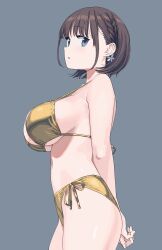 1girl ai-chan_(tawawa) bikini blue_eyes braid breasts brown_hair getsuyoubi_no_tawawa gold_bikini grey_background highres himura_kiseki large_breasts looking_at_viewer short_hair side-tie_bikini_bottom simple_background solo swimsuit thighs