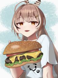1girl absurdres ahoge burger cheese crossed_bangs feather_hair_ornament feathers food hair_between_eyes hair_ornament hairclip hand_up highres holding holding_burger holding_food hololive hololive_english lettuce liaowlowl looking_at_viewer meat melting nanashi_mumei parted_lips pickle sesame_seeds shirt short_sleeves sliced_cheese smile solo t-shirt tomato tomato_slice virtual_youtuber white_shirt yellow_eyes