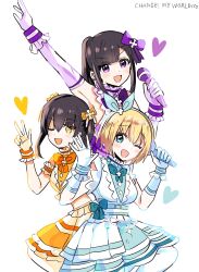 3girls arimasu_oiru arm_up black_hair blonde_hair blue_bow blue_bowtie blue_dress blue_eyes blue_hairband bow bow_hairband bowtie breasts commentary detached_sleeves dress en&#039;en_no_shouboutai english_text gloves hair_between_eyes hairband heart highres holding holding_microphone idol iris_(en&#039;en_no_shouboutai) light_blush looking_at_viewer maki_oze medium_breasts medium_hair microphone multiple_girls one_eye_closed open_mouth orange_bow orange_bowtie orange_dress orange_eyes ponytail purple_bow purple_bowtie purple_dress purple_eyes sidelocks simple_background sleeveless sleeveless_dress smile tamaki_kotatsu twintails waving white_background