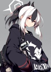 1girl black_hair black_hoodie blue_archive closed_mouth clothes_writing commentary demon_horns grey_background halo hands_in_pockets highres hood hoodie horns kayoko_(blue_archive) long_sleeves looking_at_viewer medium_hair multicolored_hair polka_dot polka_dot_background red_eyes sakurame solo two-tone_hair upper_body white_hair