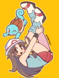 1girl 1other :d bare_shoulders blue_shirt breasts brown_eyes brown_hair full_body gen_1_pokemon hat highres leaf_(pokemon) leg_warmers long_hair looking_at_viewer medium_breasts nintendo open_mouth pleated_skirt pokemon pokemon_(creature) pokemon_frlg porkpie_hat red_skirt shirt shoes sign simple_background skirt sleeveless sleeveless_shirt smile sofo_soup squirtle white_hat white_shoes wristband yellow_background