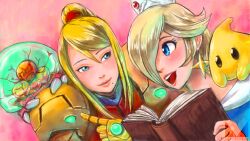 2girls armor blonde_hair blue_dress blue_eyes book chichi_band closed_mouth commentary_request creature creature_on_shoulder crossover crown dress dutch_angle earrings hair_over_one_eye high_ponytail holding holding_book jewelry lips looking_at_another luma_(mario) mario_(series) metroid metroid:_other_m metroid_(creature) metroid_larva mole mole_under_mouth multiple_girls nintendo no_headwear normal_suit_(metroid) on_shoulder open_book open_mouth pink_background ponytail power_suit_(metroid) rosalina samus_aran sidelocks smile super_smash_bros. swept_bangs teeth upper_body upper_teeth_only
