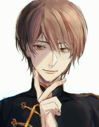 1boy black_shirt brown_eyes brown_hair carnivaleean chinese_clothes chinese_commentary chou_no_doku_hana_no_kusari closed_mouth collared_shirt commentary_request eyelashes fingernails hair_between_eyes hand_on_own_chin high_collar highres lips looking_at_viewer majima_yoshiki male_focus mandarin_collar pink_lips shirt short_hair simple_background smile solo tangzhuang upper_body white_background