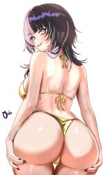 1girl absurdres alternate_costume ass ass_focus backboob bikini black_hair black_nails breasts from_behind gold_bikini grabbing_own_ass highres hololive hololive_english looking_back multicolored_hair okatosen shiori_novella simple_background solo split-color_hair swimsuit two-tone_hair virtual_youtuber white_background yellow_eyes