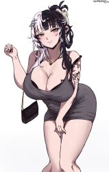1girl absurdres alternate_costume arm_tattoo bag barcode barcode_tattoo black_bra black_hair bra breasts cleavage closed_mouth commentary cosplay d_(killer_wife)_(nikke) d_(nikke) d_(nikke)_(cosplay) dress english_commentary goddess_of_victory:_nikke grey_dress handbag highres hololive hololive_english large_breasts leaning_forward light_smile looking_at_viewer multicolored_hair shiori_novella short_dress simple_background solo split-color_hair tattoo underwear vicarious virtual_youtuber white_background white_hair yellow_eyes