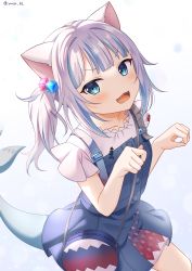 1girl :d animal_ears bag bare_arms blue_dress blue_eyes blue_hair blush cat_ears commentary_request cube_hair_ornament dress eyebrows_hidden_by_hair fins fish_tail gawr_gura gawr_gura_(casual) glowing hair_ornament hands_up highres hololive hololive_english looking_at_viewer multicolored_hair official_alternate_costume open_mouth shark_tail sharp_teeth shirt shoulder_bag side_ponytail sleeveless sleeveless_dress smile solo streaked_hair tail teeth twitter_username v-shaped_eyebrows virtual_youtuber white_shirt yuusa