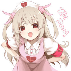 &gt;_&lt; 1girl :d akazawa_red apron armband bandaged_arm bandaged_wrist bandages blush center_frills collared_dress dress fang frills hair_ornament hands_on_own_hips hat heart heart_print highres leaning_forward light_brown_hair long_hair looking_at_viewer natori_sana natori_sana_(nurse) nurse_cap open_mouth pink_apron puffy_short_sleeves puffy_sleeves rabbit_hair_ornament red_armband red_eyes safety_pin sana_channel short_sleeves simple_background smile solo two_side_up upper_body virtual_youtuber white_background white_dress