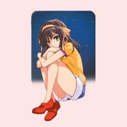 Rule 34 | 1girl, aged down, blue shorts, brown eyes, brown hair, commentary request, denim, denim shorts, hair ribbon, hairband, highres, hugging own legs, ito noizi, knees up, long hair, orange shirt, red shoes, ribbon, second-party source, shirt, shoes, short sleeves, shorts, sitting, solo, suzumiya haruhi, suzumiya haruhi (young), suzumiya haruhi no yuuutsu, thighs, yellow ribbon