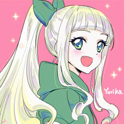 :d aikatsu! aikatsu!_(series) alternate_hairstyle blush bow character_name days_on_fes dot_nose fang from_side green_bow green_eyes green_hoodie hair_bow highres hood hood_down hoodie kayo long_hair long_sidelocks looking_at_viewer looking_to_the_side open_mouth pink_background ponytail sidelocks signature simple_background smile sparkle straight_hair todo_yurika upper_body
