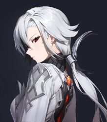 1girl absurdres alaskastomatoez arlecchino_(genshin_impact) black_background black_eyes black_hair breasts closed_mouth earrings film_grain from_side genshin_impact grey_hair grey_jacket highres jacket jewelry long_hair looking_at_viewer looking_back medium_breasts multicolored_hair red_pupils solo streaked_hair symbol-shaped_pupils upper_body vision_(genshin_impact) x-shaped_pupils
