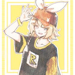 1girl absurdres aqua_eyes black_shirt blonde_hair bow bracelet collarbone commentary eyes_visible_through_hair faux_traditional_media hair_bow hair_ornament hairclip halka hand_on_own_hat hat hatching_(texture) highres jewelry kagamine_rin looking_at_viewer medium_hair muted_color open_mouth outline oversized_clothes oversized_shirt parted_bangs red_hat shirt short_sleeves smile solo teeth torn_clothes torn_hat upper_body upper_teeth_only vocaloid white_bow white_outline yellow_theme