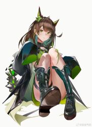1girl ahoge aqua_hair arknights black_boots black_jacket boots brown_hair chinese_commentary closed_mouth colored_inner_hair commentary_request expressionless full_body green_eyes green_hair grey_background highres huge_ahoge jacket knee_boots knees_together_feet_apart looking_at_viewer medium_hair mon3tr_(arknights) multicolored_hair shoe_soles simple_background sitting sleeves_past_fingers sleeves_past_wrists solo thigh_strap you_zhiqi_de zipper