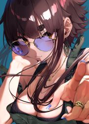 1girl absurdres black_shirt blue_background blue_nails blunt_bangs blurry blush breasts brown_hair cleavage depth_of_field earrings foreshortening gold_necklace green_shirt head_on_hand highres jewelry jovejun large_breasts leaf_earrings looking_at_viewer necklace orange_eyes original purple-tinted_eyewear ring round_eyewear shirt short_eyebrows short_hair_with_long_locks sidelocks sleeveless sleeveless_shirt solo strap_slip sunglasses tank_top thick_eyebrows tinted_eyewear tsubomioka_happa upper_body