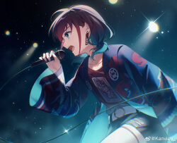 1girl absurdres belt black_haori black_shorts blue_eyes blue_hair blush brown_hair cable chinese_commentary collarbone commentary_request earrings girls_band_cry gradient_hair haori highres holding holding_microphone iseri_nina jacket japanese_clothes jewelry kanvien kuuhaku_to_catharsis light_particles low_twintails microphone multicolored_hair open_clothes open_jacket open_mouth red_shirt shirt short_hair short_twintails shorts solo sweat teeth thigh_strap twintails upper_teeth_only watermark weibo_watermark white_belt