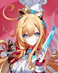 1girl ahoge aqua_eyes artist_name bare_shoulders blonde_hair chef_hat chinese_commentary commentary_request escoffier_(genshin_impact) genshin_impact hair_between_eyes hair_ornament hat highres holding holding_knife knife long_hair looking_at_viewer red_background sheya signature smile solo upper_body very_long_hair white_hat wrist_cuffs