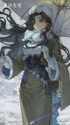 1girl absurdres black_hair brown_jacket brown_skirt closed_mouth copyright_name copyright_notice cowboy_shot equilibrium_umbrella floating_hair fur_hat fur_scarf gloves green_eyes grey_sky hand_up hat high-waist_skirt highres holding holding_umbrella jacket logo long_hair looking_afar moldir_(reverse:1999) mountain mountainous_horizon official_art official_wallpaper papakha partially_fingerless_gloves pencil_skirt pouch reverse:1999 scarf skirt sky snow solo sweater tearing_up umbrella very_long_hair water_drop white_gloves white_hat white_scarf white_sweater