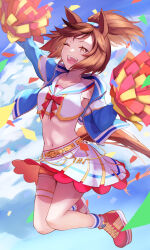 1girl animal_ears arms_up blue_jacket blue_sky brown_eyes crop_top enuno_(nuno0099) highres holding holding_pom_poms horse_ears horse_girl horse_tail jacket midair midriff multicolored_hair navel nice_nature_(run&amp;win)_(umamusume) nice_nature_(umamusume) one_eye_closed open_mouth outdoors pleated_skirt pom_pom_(cheerleading) pom_poms ponytail red_eyes short_hair skirt sky smile solo streaked_hair tail tank_top thigh_strap thighhighs umamusume unzipped white_tank_top