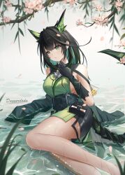 1girl arknights artist_name barefoot black_hair black_pouch breasts colored_inner_hair dagger_(wgue8322) dress green_dress green_eyes green_hair highres large_breasts mon3tr_(arknights) multicolored_hair parted_lips pouch sideboob solo teeth two-tone_hair water wet
