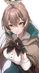 1girl ahoge bow breasts brown_bow brown_capelet brown_corset brown_feathers brown_gloves brown_hair capelet cleavage closed_mouth commentary corset english_commentary feather_hair_ornament feathers fingerless_gloves gloves green_capelet hair_ornament hairclip high_ponytail highres hololive hololive_english index_finger_raised large_breasts long_hair long_sleeves looking_at_viewer multicolored_hair nanashi_mumei nanashi_mumei_(1st_costume) ponytail re_(re_09) shirt simple_background smile solo streaked_hair two-sided_capelet two-tone_capelet upturned_eyes virtual_youtuber white_background white_shirt yellow_eyes